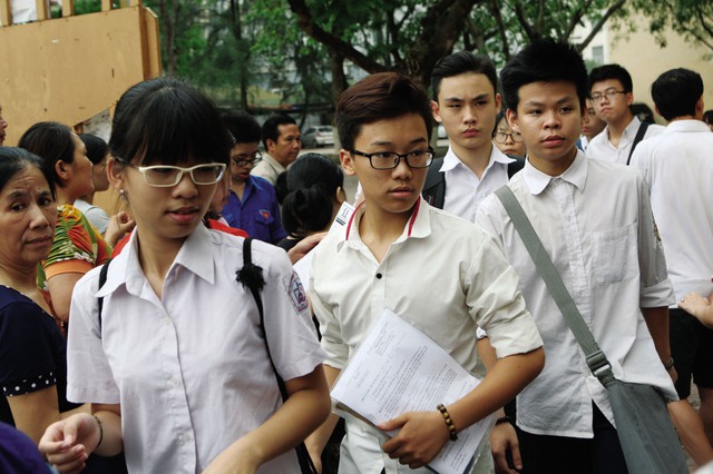 Kỳ tuyển sinh vào lớp 10 THPT tại Hà Nội năm học 2017-2018 tiếp tục căng thẳng do chỉ có 70% học sinh được học trường công lập. Ảnh: Chí Cường