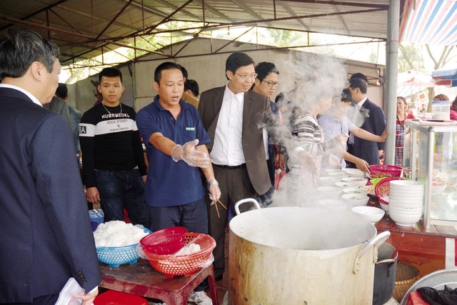 Kiểm tra an toàn thực phẩm mùa Lễ hội 2017 tại Lễ hội Đền Sóc (Sóc Sơn, Hà Nội). Ảnh: TV