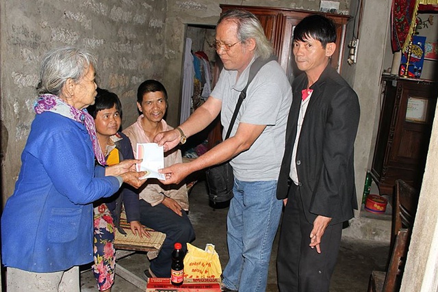 Anh Trần Phước Ninh (ngoài cùng bên phải) và những người bạn trong quỹ “Từ thiện kiểu Trần Phước Ninh” đến thăm và trao quà cho các hoàn cảnh bất hạnh. Ảnh: TG