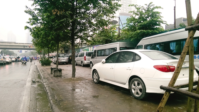 Tại khu vực cửa hàng bán ôtô Lộc Phát (115 Khuất Duy Tiến) ô tô đỗ một dãy dài. Ảnh: Đình Việt.