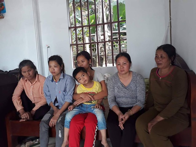 Chị Lê Thị Mạnh bế con trai con nhỏ thất thần kể từ khi nghe tin dữ về người chồng Nguyễn Trường Đại.