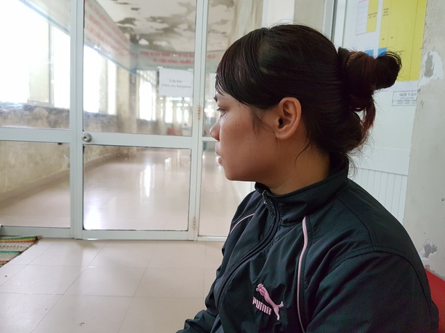 Chị Nguyễn Thị Vân Trang buồn bã khi không ngờ con mình gặp nạn ở nhà trẻ.