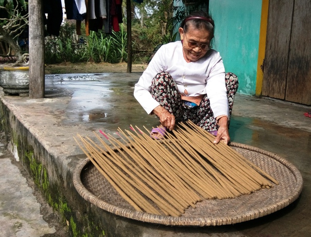 Một cụ già đang phơi hương.