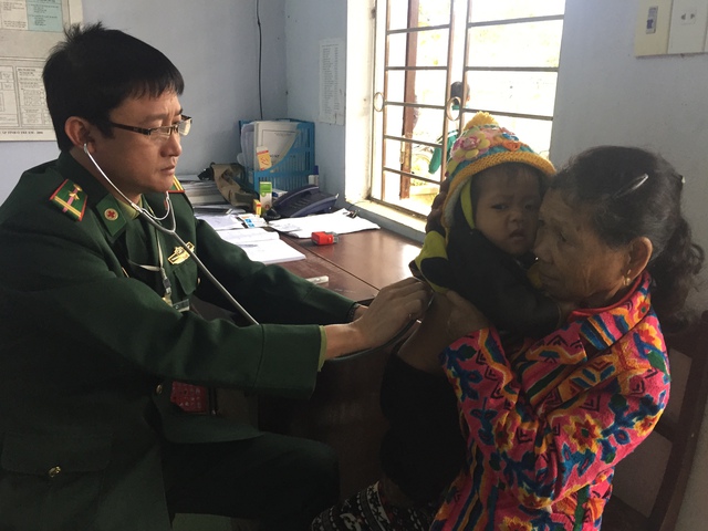 Thiếu tá, BS Đặng Hồng Minh khám bệnh cho người dân tại Trạm xá xã Nhâm, huyện A Lưới.