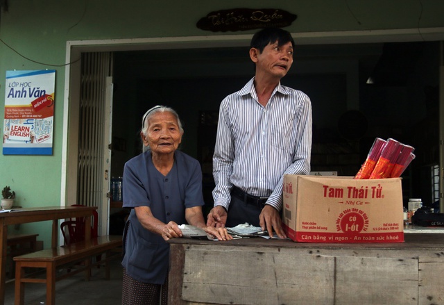 Anh Trần Phước Ninh và người mẹ già ngoài 80 tuổi của mình bán hương để kiếm tiền làm từ thiện.