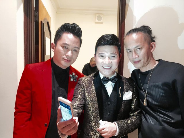 Khách hàng của Andre (bên phải) phần lớn là nghệ sĩ và những người có điều kiện kinh tế vì giá ở đây được coi là đắt nhất Việt Nam. Ảnh: TL