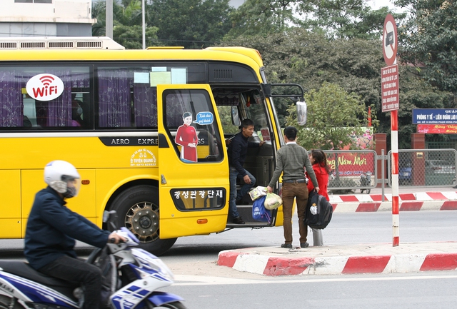 Xe bắt khách tại ngay chân cầu vượt Mai Dịch.