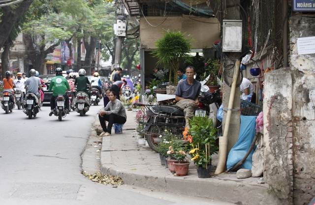 Người đi bộ chỉ còn cách xuống đường với những đoạn vỉa hè như thế này.