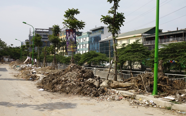 Bãi phế thải kéo dài cả 100m.