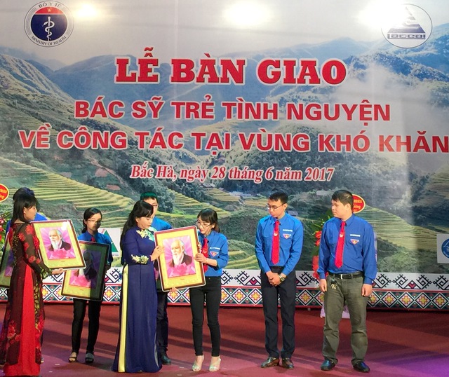 Bộ trưởng Bộ Y tế Nguyễn Thị Kim Tiến trao tặng món quà lưu niệm cho các bác sĩ trẻ về vùng khó khăn. Ảnh: Võ Thu