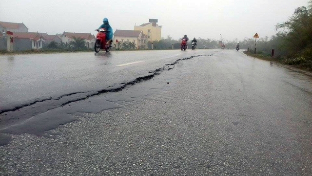 Bề mặt đoạn đê (qua địa phận thôn Công Luận 2, thị trấn Văn Giang, Hưng Yên) “nứt toác” và sụt lún nghiêm trọng. Ảnh: X.Thắng