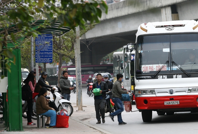 Điểm dừng xe buýt trở thành nơi đón khách của xe tuyến.