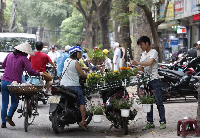 Người bán, người mua đều dưới lòng đường.