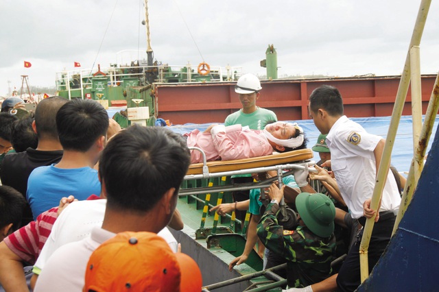 Anh Nguyễn Văn Sáng - thành viên trên tàu VTB 26 được đưa lên bờ an toàn.
