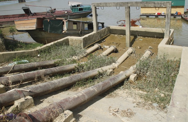 4 ống lấy nước từ sông Lam của trạm bơm mới ngập bùn. ẢNH: V. ĐỒNG