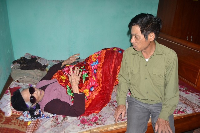 
Cụ Trần Thị Nguyệt (mẹ anh Cường) ốm liệt giường từ khi biết tin con trai gặp nạn. Ảnh: Đức T&ugrave;y
