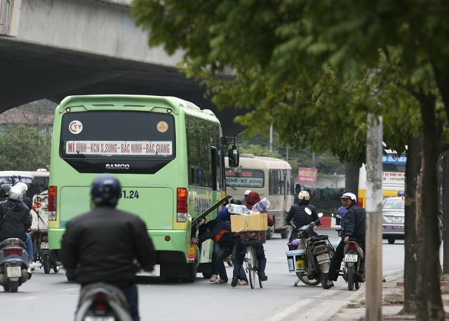 Sẵn sàng dừng đỗ giữa đường để nhận hàng.