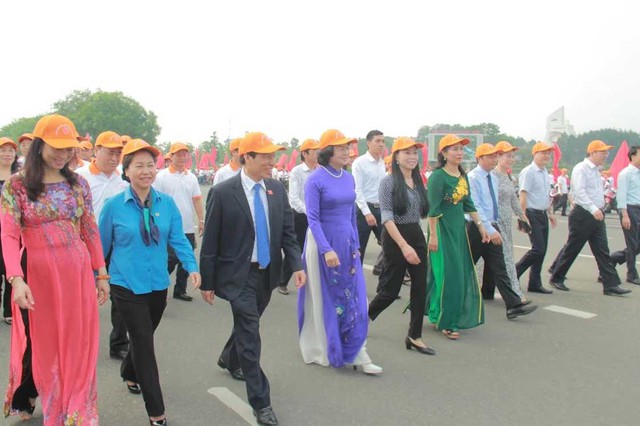 Phó Chủ tịch nước Đặng Thị Ngọc Thịnh hưởng ứng “Chung tay phòng, chống bạo lực gia đình”. Ảnh: Thế Công