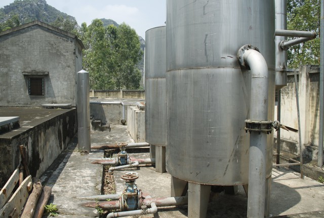 Nhà máy nước sạch xã Quỳnh Lộc (thị xã Hoàng Mai) 10 năm nay trơ dưới nắng trời.