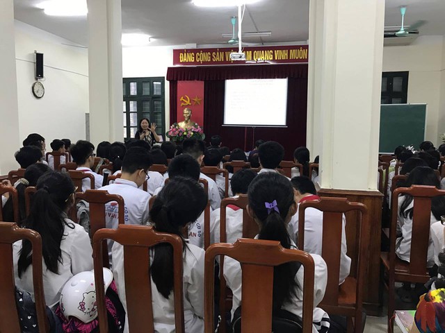 Bà Nguyễn Thị Bích Lại hướng dẫn học sinh lớp 8 về quy tắc đồ lót.