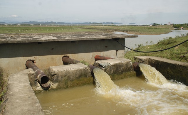 Hai ống dẫn nước của trạm bơm cũ đang hút nước từ sông Lam phục vụ nhu cầu sản xuất người dân.