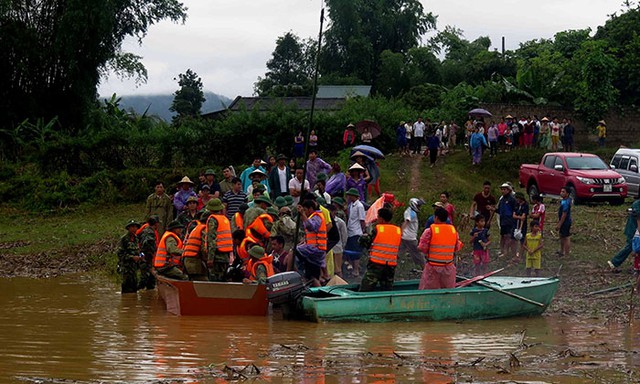 Lực lượng chức năng tổ chức tìm kiếm cứu nạn do mưa lũ tại tỉnh Điện Biên. Ảnh: Quang Hưng