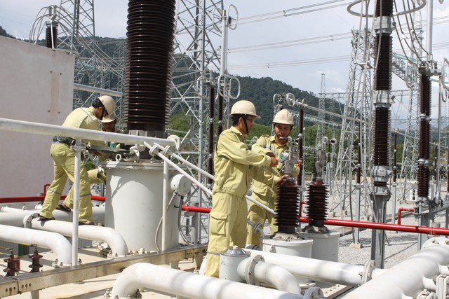 
Công nhân Trạm biến áp 500 kV Thạnh Mỹ, Quảng Nam (Công ty Truyền tải điện 2) kiểm tra, sửa chữa, bảo dưỡng máy biến áp 500 kV.     Ảnh: Quang Thắng
