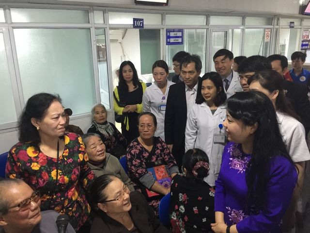 
Ngay từ đầu năm 2017, đích thân Bộ trưởng Bộ Y tế Nguyễn Thị Kim Tiến đã trực tiếp đi thăm, thị sát, kiểm tra hoạt động hàng loạt đơn vị, cơ sở y tế tuyến Trung ương. Ảnh: P.V.
