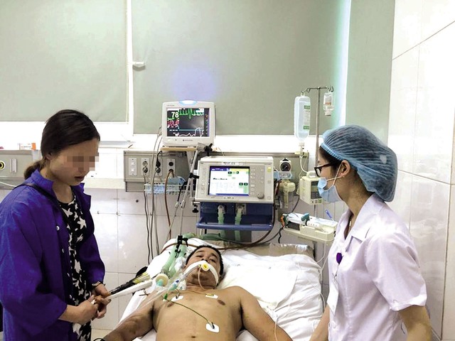 Bệnh nhân Phùng Văn Thành (ở Phú Thọ) đang điều trị ở Bệnh viện Bệnh Nhiệt đới Trung ương. Vì không có BHYT, mỗi ngày anh phải trả hơn 4 triệu đồng viện phí, trong khi nếu có BHYT, chi phí chưa đến 1 triệu đồng. Ảnh: Q.An