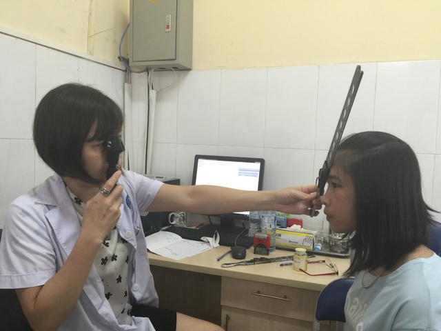 Khám mắt, đo thị lực cho một bệnh nhân lứa tuổi học sinh tại Bệnh viện Mắt Trung ương. Ảnh: T.Nguyên