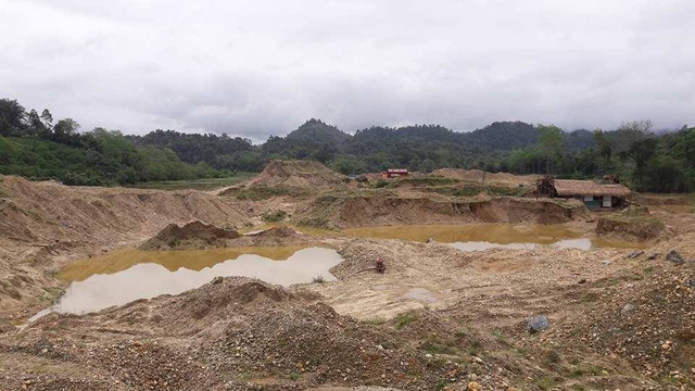 Hoạt động khai thác vàng trên sông của Công ty VITECH Hà Giang. Ảnh: H.Châu