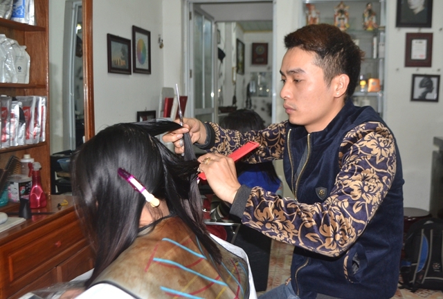 Sau biến cố đầu đời đã giúp anh Hiệp trở thành ông chủ salon có tiếng trong nghề làm đẹp. ẢNh: Đức Tùy