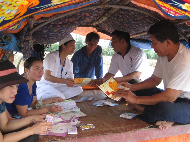 Cán bộ dân số tư vấn các biện pháp tránh thai an toàn cho nam ngư dân tại vùng biển Cát Hải- Hải Phòng. Ảnh: V.T