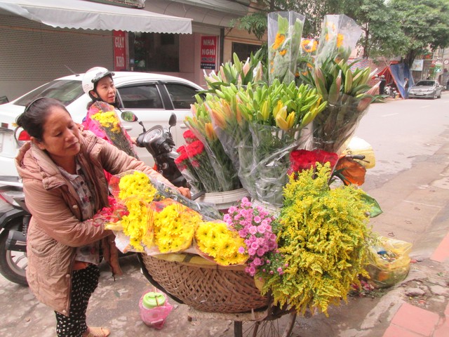 
Bà Phan Thị Bé, 53 tuổi (ở Hưng Yên) ước ngày 20/10 sẽ bán được hết hàng.
