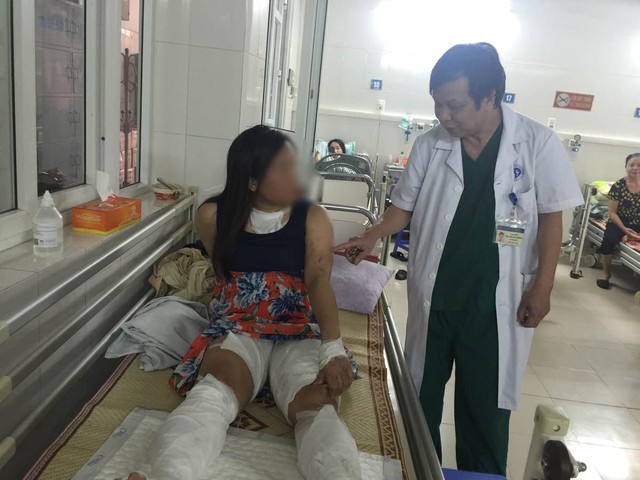 BS Nguyễn Thống khám cho bệnh nhân Nguyễn Thị T - người bị bỏng cồn vì nướng mực tại nhà. Ảnh: V.Thu