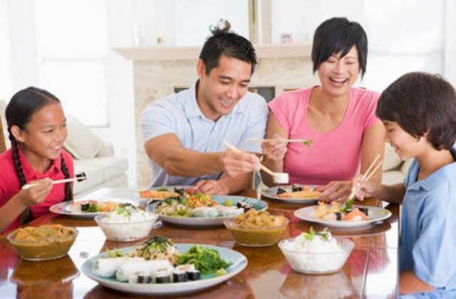 Bữa cơm gia đình sẽ trở nên hiu quạnh khi thiếu vắng người đàn ông trong gia đình.