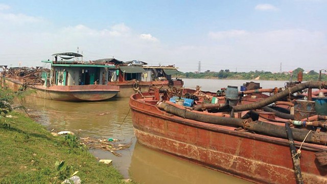 Những tàu khai thác cát trái phép bị công an Hà Nội bắt giữ thời gian qua.