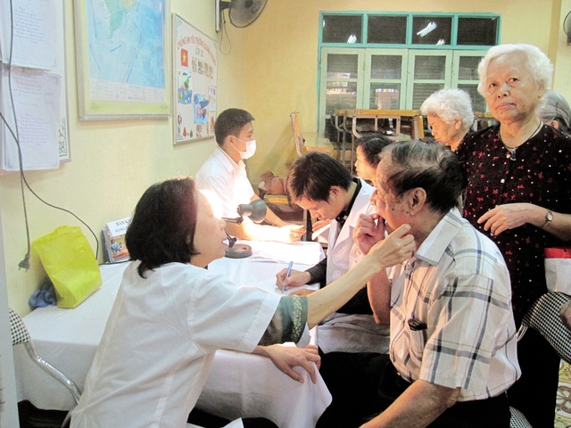 Chăm sóc sức khỏe người cao tuổi ở quận Hoàn Kiếm, Hà Nội. Ảnh: Hà Anh