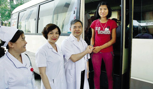 Bác sĩ Bệnh viện Bạch Mai tiễn bệnh nhân lên xe về Hòa Bình. Ảnh: N.T