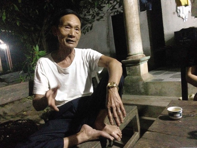 Ông Bàn Văn Đường (70 tuổi, anh họ bà Năm) kể câu chuyện về “bùa yêu”.
