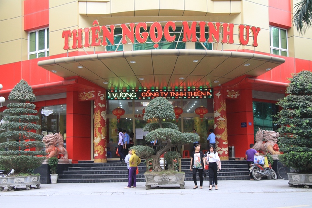 Chiều 26/4, rất nhiều người từ khắp các tỉnh thành đến trụ sở công ty TNHH Thiên Ngọc Minh Uy tại Hà Nội để xin rút lại tiền. Ảnh: Cao Tuân