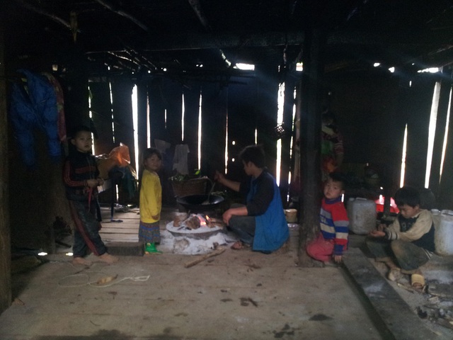 Trương Văn Vàng (con thứ 7 của anh Ve) đang nấu mèn mén cho các em ăn.
