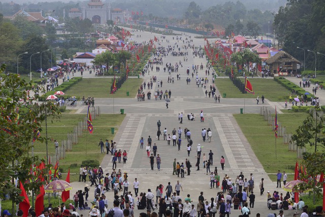 Dù chưa đến ngày chính hội nhưng Đền Hùng đã rất đông du khách đổ về. Ảnh: Đình Việt