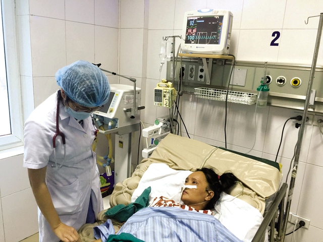 Điều trị bệnh nhân SXH tại Bệnh viện Bệnh Nhiệt đới Trung ương. Ảnh: Thu Nguyên