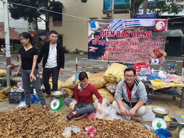 Các tình nguyện viên bán gừng tại thành phố Hà Giang giúp bà con.