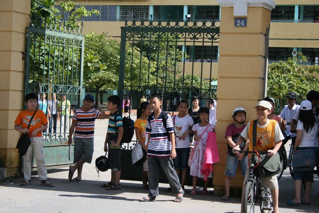 Học sinh đi học trong mối lo con bị tai nạn của các bậc phụ huynh. Ảnh minh họa: Chí Cường