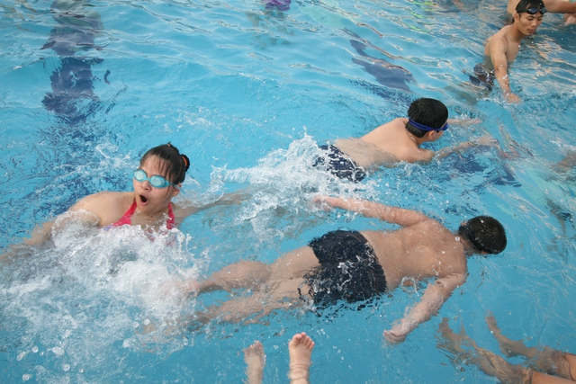 Đi bơi là biện pháp vừa nâng cao sức khỏe, vừa giúp giải nhiệt hiệu quả. Ảnh: Chí Cường