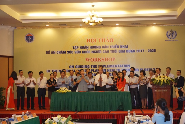 Tổng cục DS-KHHGĐ và Trung ương Hội NCT Việt Nam tiến hành ký kết Kế hoạch phối hợp thực hiện chăm sóc sức khỏe NCT giai đoạn 2017 - 2020. Ảnh: N.Mai