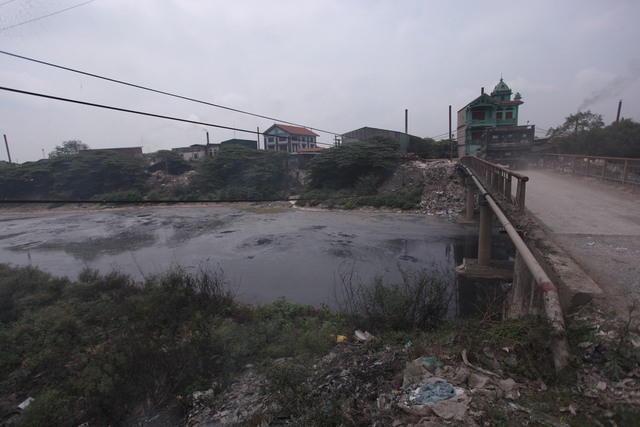 Tình trạng ô nhiễm nghiêm trọng do các nhà máy giấy trên địa bàn phường Phong Khê (TP Bắc Ninh) khiến người dân mất ăn, mất ngủ nhiều năm nay. Ảnh: Đình Việt