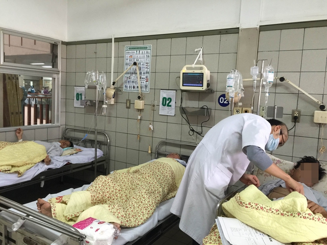 Bệnh nhân sảng rượu đang điều trị tại Khoa Tiêu hóa, Bệnh viện Bạch Mai. Ảnh: Võ Thu